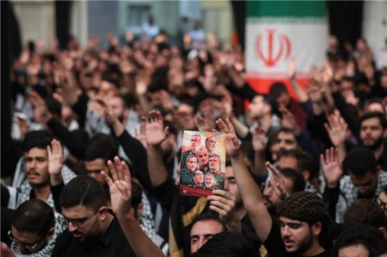 یاد فرماندهان و دانشمندان شهید جنگ 12 روزه در مراسم عزاداری حسینیه امام خمینی(ره)