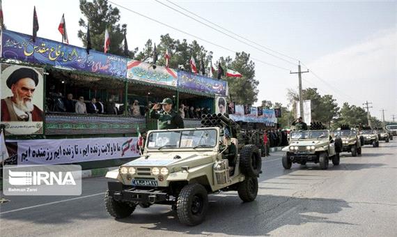 رژه نیروهای مسلح همزمان با آغاز هفته دفاع مقدس در کرمانشاه برگزار شد