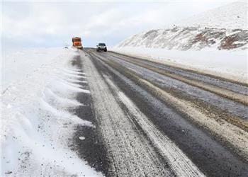 محورهای مواصلاتی پاوه با وجود بارش سنگین برف باز است