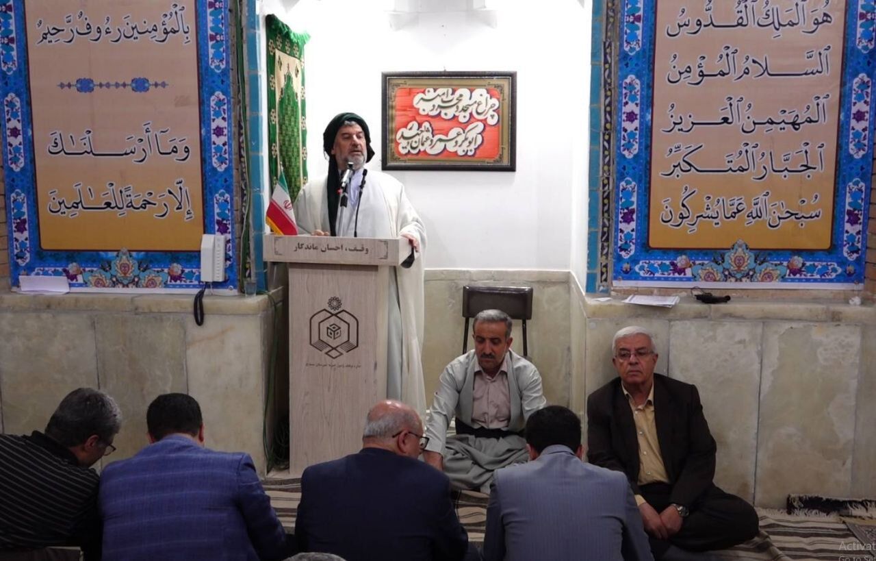 امام جمعه موقت سنندج: مردم حرمت معلمان را نگه دارند