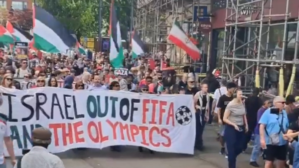 هواداران منچستر با پرچم ایران خواهان اخراج اسرائیل