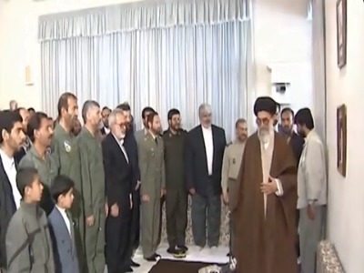 لحظاتی منتشر‌نشده از دیدار جمعی از آزادگان با رهبر انقلاب در سال ۷۷