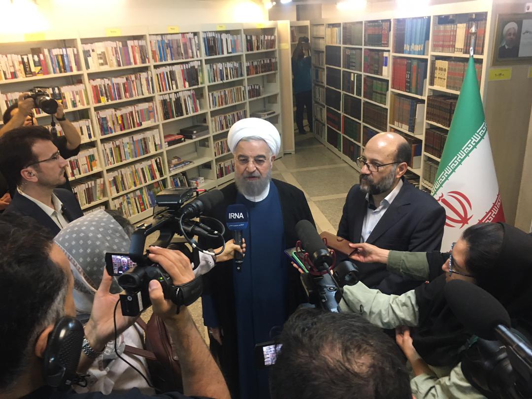 روحانی کتاب می‌نویسد
