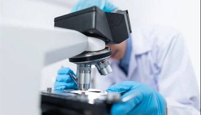 طراحی دستگاه تولید خودکار میکرونیدل تجزیه‌پذیر برای درمان‌های پوستی