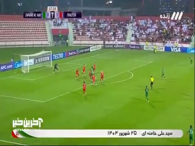 ضربه خطرناک بازیکن شباب الاهلی از بالای دروازه تراکتور به بیرون رفت