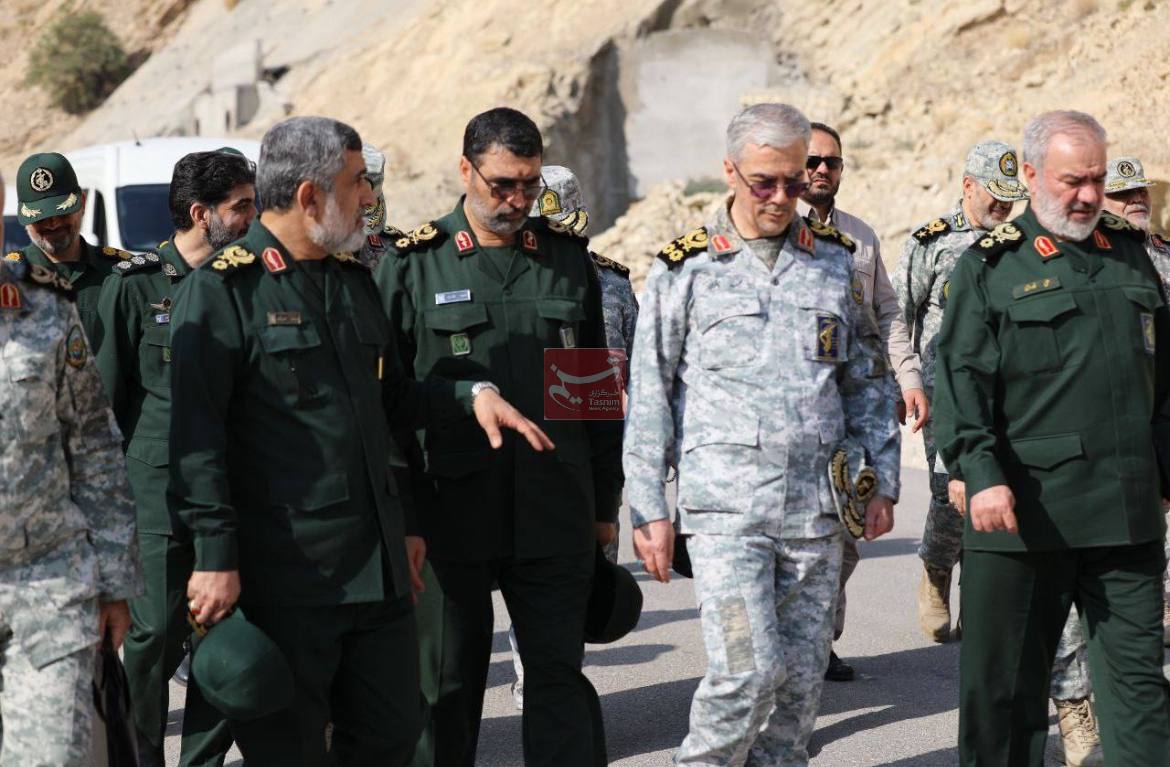 تصویر دیده نشده بازدید فرماندهان شهید از مناطق موشکی