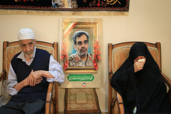 حضور مادر سردار شهید جنگ ۱۲ روزه بر سر مزار فرزندش برای اولین‌بار