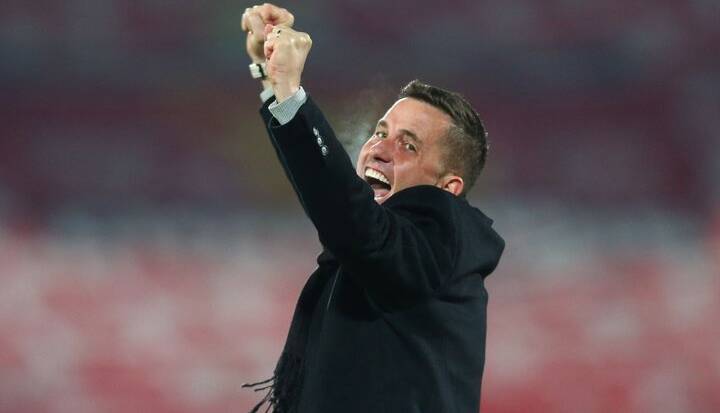 سرمربی جدید پرسپولیس در هواپیما چه می‌کرد؟