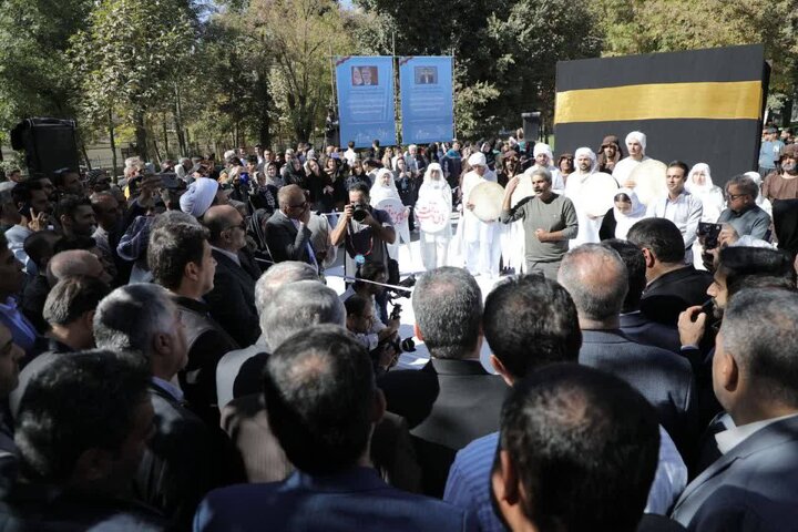 وزیر فرهنگ و ارشاد اسلامی به تماشای تئاتر خیابانی مریوان نشست