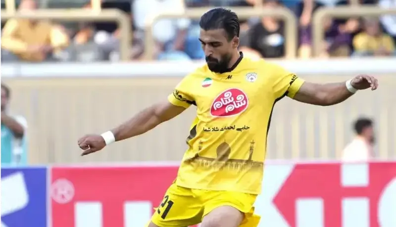 مدافع متفاوت فجر جلوی استقلالی‌ها