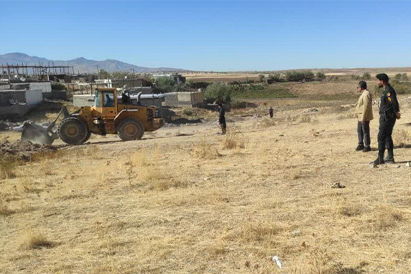 تخریب دو مورد پی‌کنی غیرمجاز در اراضی کشاورزی ثلاث باباجانی