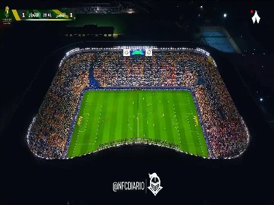 طرح موزائیکی زیبای هواداران النصر در جریان نیمه اول بازی مقابل عربستان