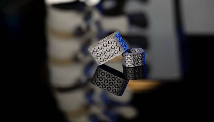 ایمپلنتی که وضعیت ستون فقرات را از درون بدن گزارش می‌کند