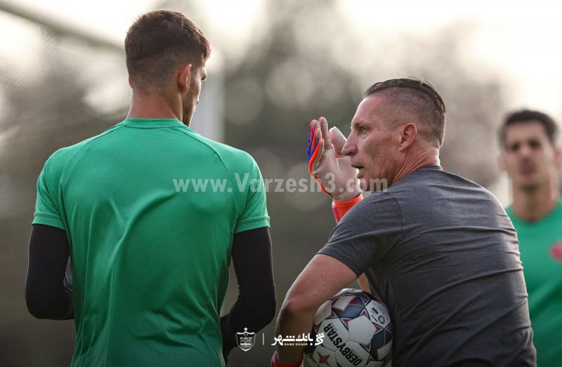 مربی منچستریونایتد در پرسپولیس ماند