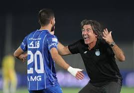 شادی ساپینتو با هواداران استقلال پس از برتری مقابل آلومینیوم