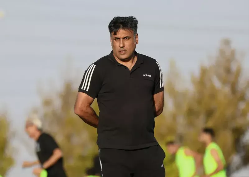 بوسه خلیفه‌اصل به سر بازیکنانش، خیلی باشرف هستید