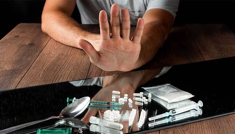 چگونه روابط انسانی از وسوسه مصرف مواد جلوگیری می‌کند