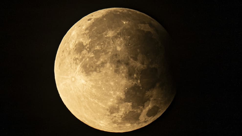 بزرگ‌ترین ابَرماه سال امشب در آسمان می‌درخشد