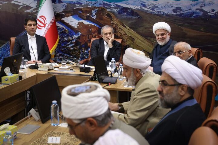 دیدار رئیس‌جمهور پزشکیان با جمعی از علما و روحانیون استان کردستان