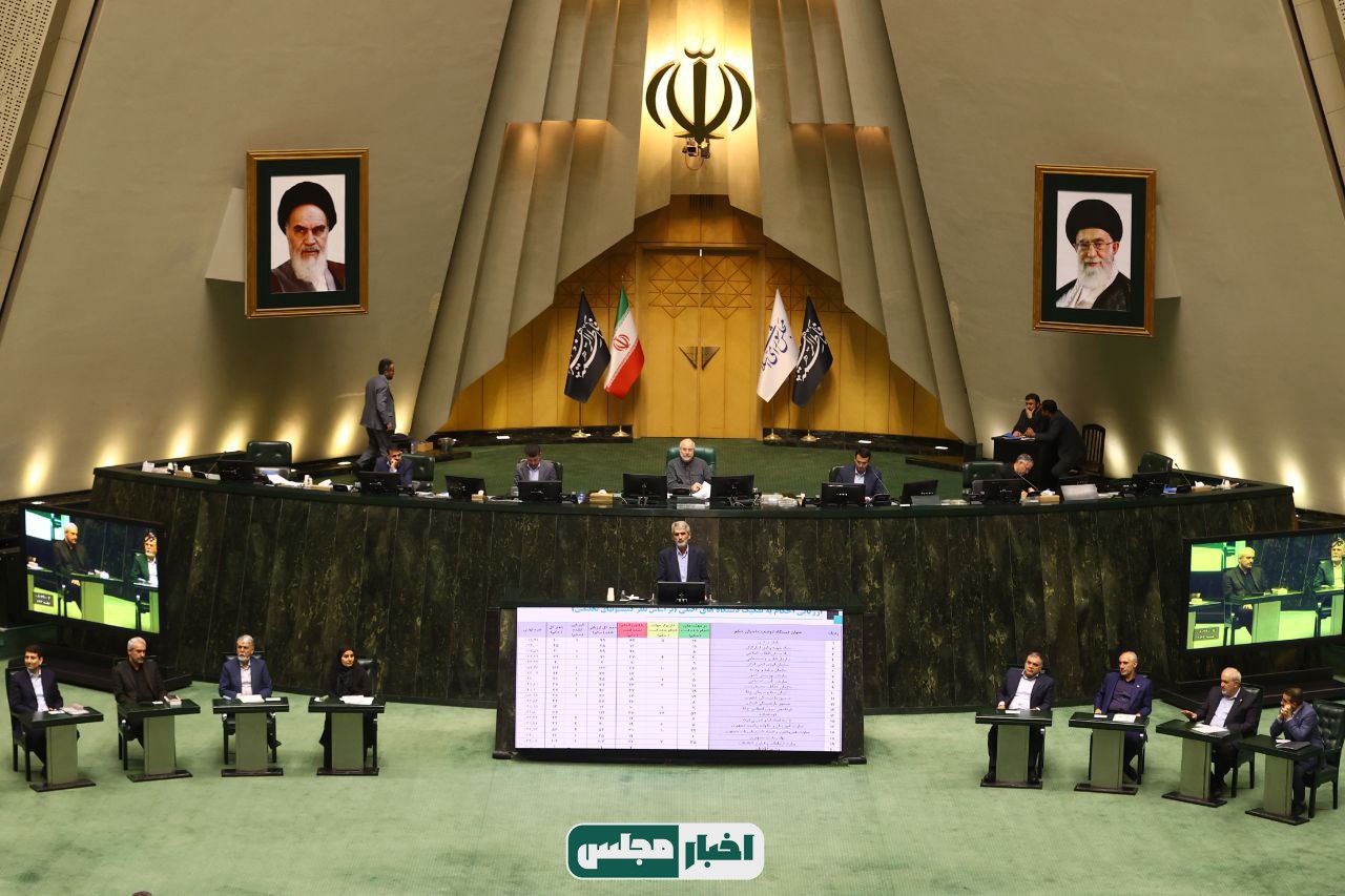 چینش متفاوت صندلی وزرا در صحن علنی مجلس