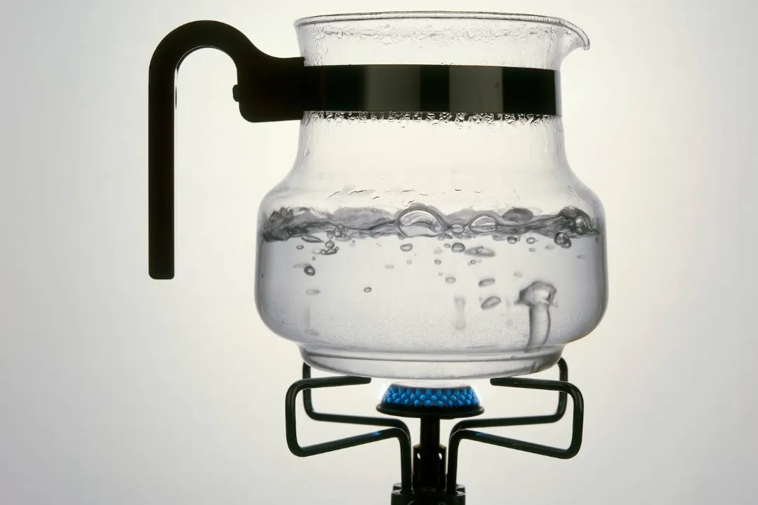 آب هنگام جوشیدن روی اجاق حباب تشکیل می‌دهد؛ اما چرا در مایکروویو این‌گونه نمی‌شود؟