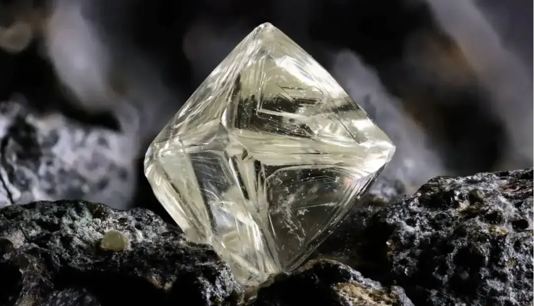 چرا 70 درصد الماس‌های دنیا از یک نوع آتشفشان عجیب می‌آیند؟