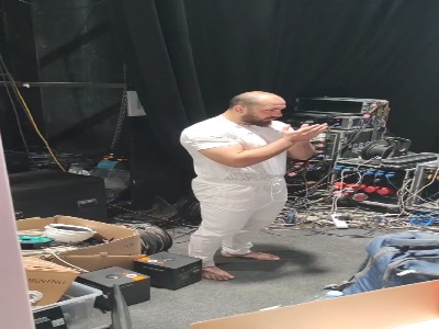 قهرمان جهان و المپیک در حال عبادت پس از فینالیست شدن