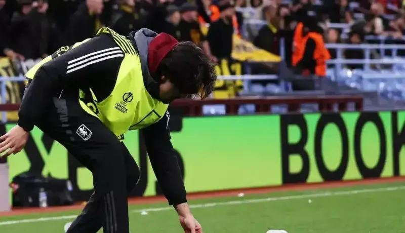 ستاره استون ویلا قربانی خشونت هواداران حریف شد