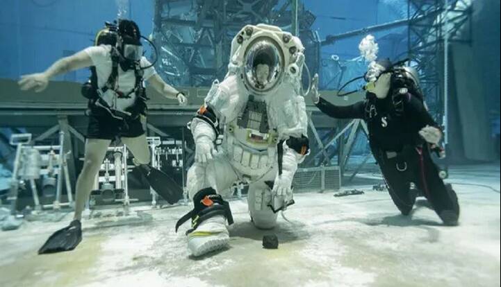 فضانوردان ناسا با لباس فضایی جدید به آب زدند