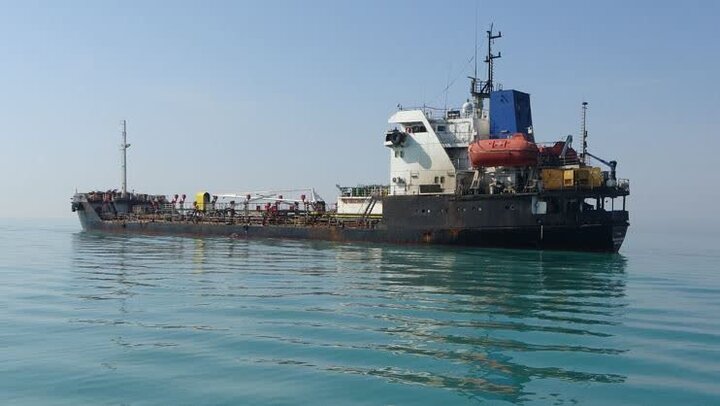 توقیف یک شناور با پرچم سوازیلند و ۳۵۰ هزار لیتر سوخت قاچاق توسط سپاه