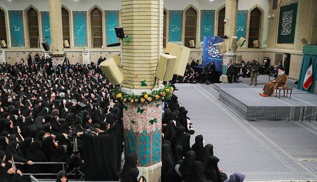 رهبر انقلاب: کارهای خانه نباید به زن تحمیل شود