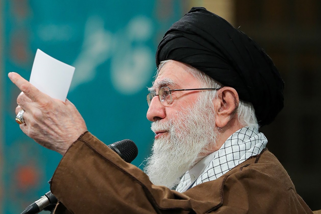 وقتی توصیه رهبری خانم‌ها را حسابی خوشحال کرد؛ رهبر انقلاب: مردان باید محبت به زنان خود را ابراز و بیان کنند