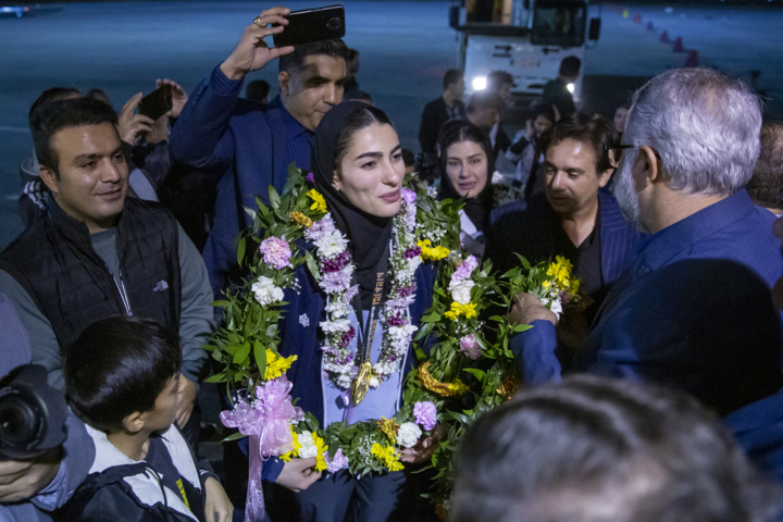 فیلم/ فرودگاه کرمانشاه غرق در شادی؛ استقبالی در حد قهرمانان المپیک از آتوسا گلشادنژاد