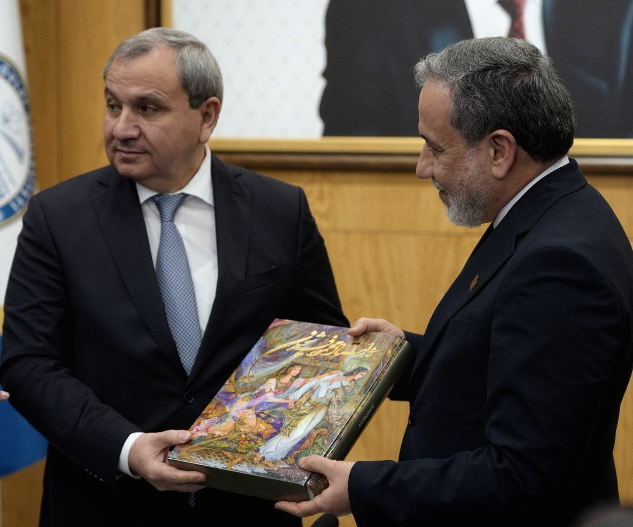 عراقچی: ملت ایران از عزت خود قاطعانه دفاع می‌کند