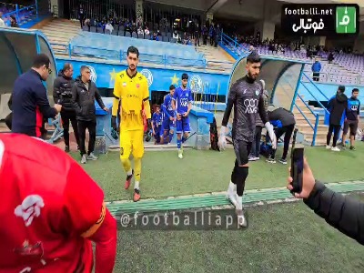 ورود دو تیم استقلال و پرسپولیس به زمین برای شروع دربی امیدهای پایتخت