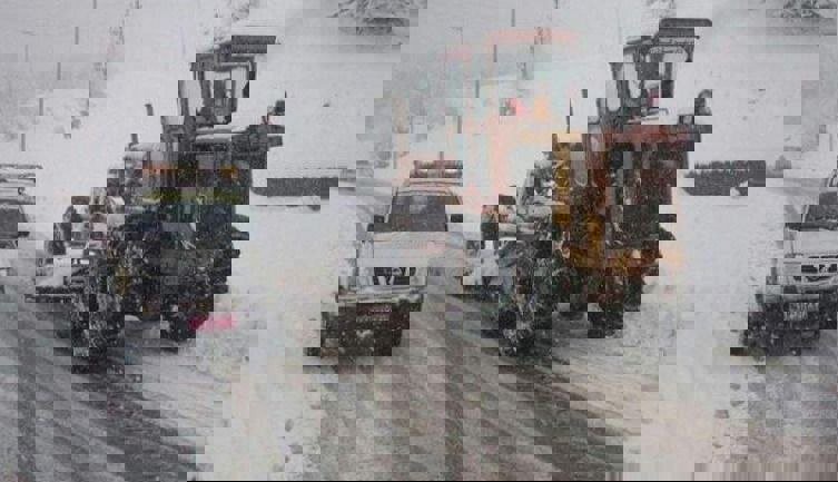 برف‌روبی در گردنه‌های مواصلاتی شهرستان سنقروکلیایی