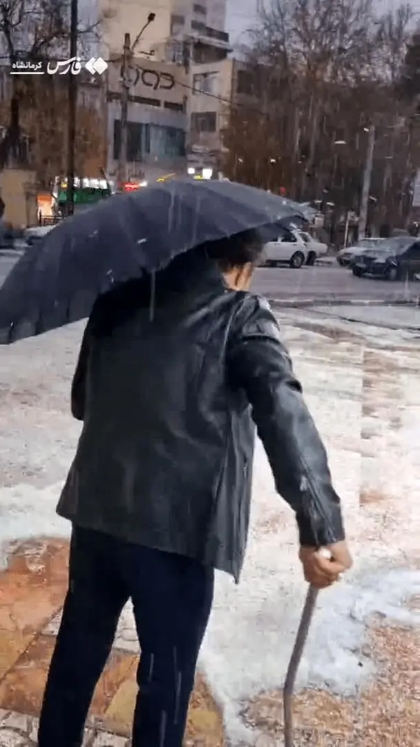 بارش تگرگ خیابان‌های کرمانشاه را سفیدپوش کرد/ ویدئو