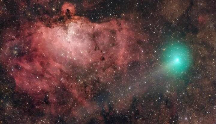 تصویر خیره‌کننده یک دنباله‌دار در کنار ستون‌های آفرینش