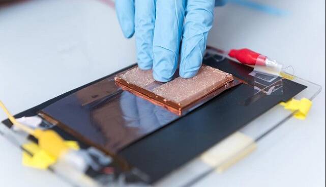 وقتی نور و فشار همزمان برق تولید می‌کنند