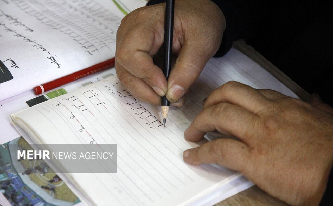 برنامه‌های هفته سوادآموزی ۱۴۰۴ در کردستان کلید خورد