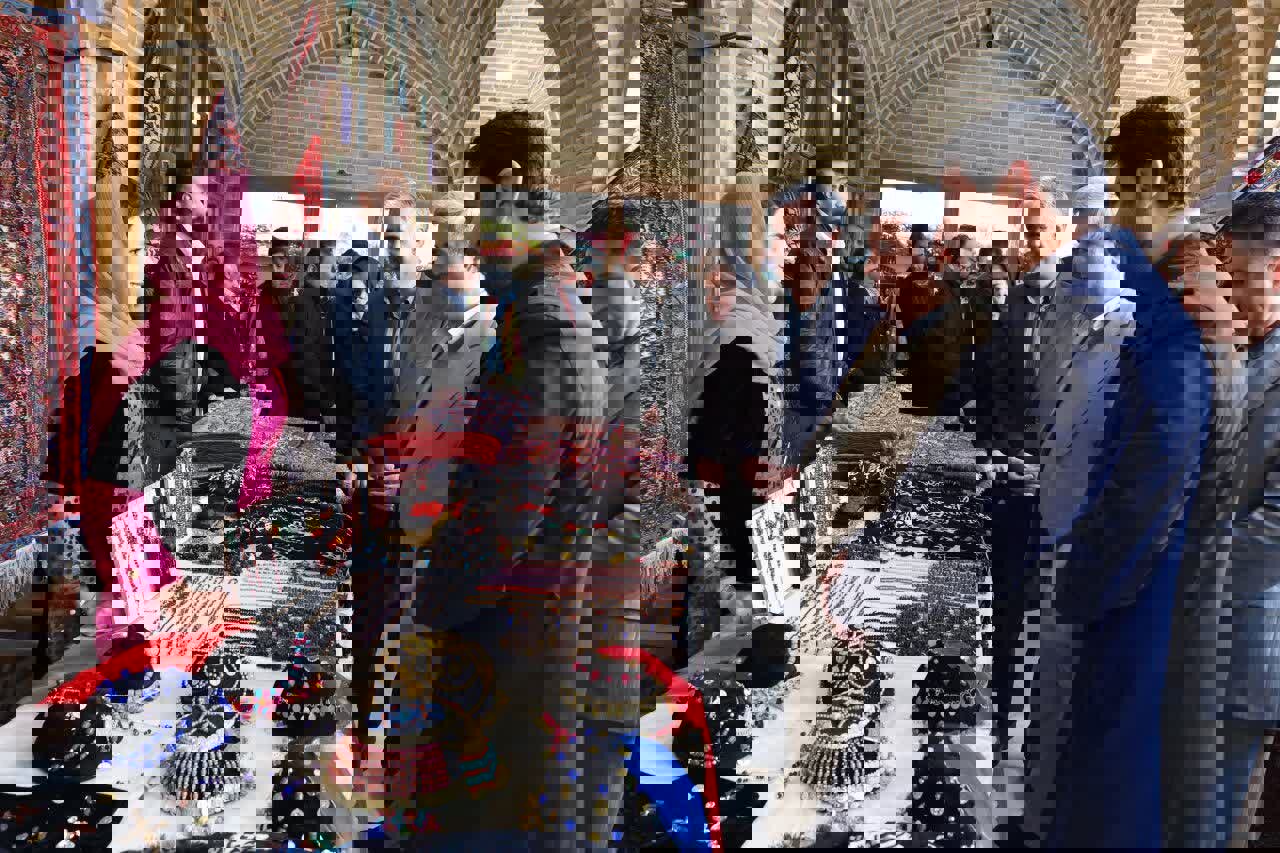 نمایشگاه و بازارچه صنایع‌دستی ویژه شب چله در سنندج برپا شد