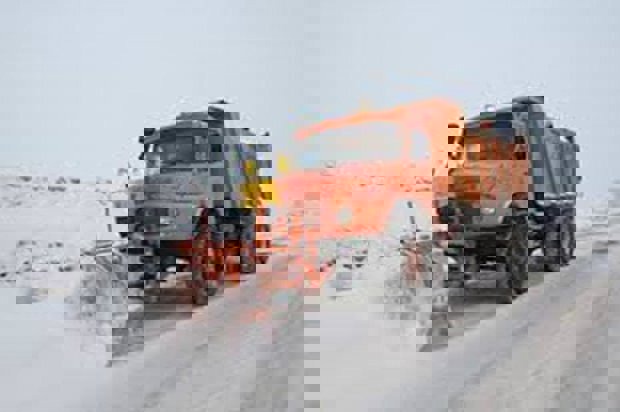 گردنه خسروآباد در محور ستقر به همدان زیر تیغ برف‌روبی