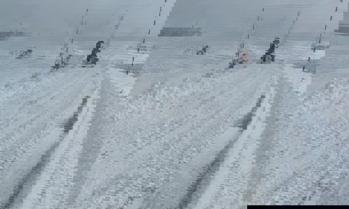 نمک پاشی و برفروبی محورهای اصلی و روستایی دهگلان