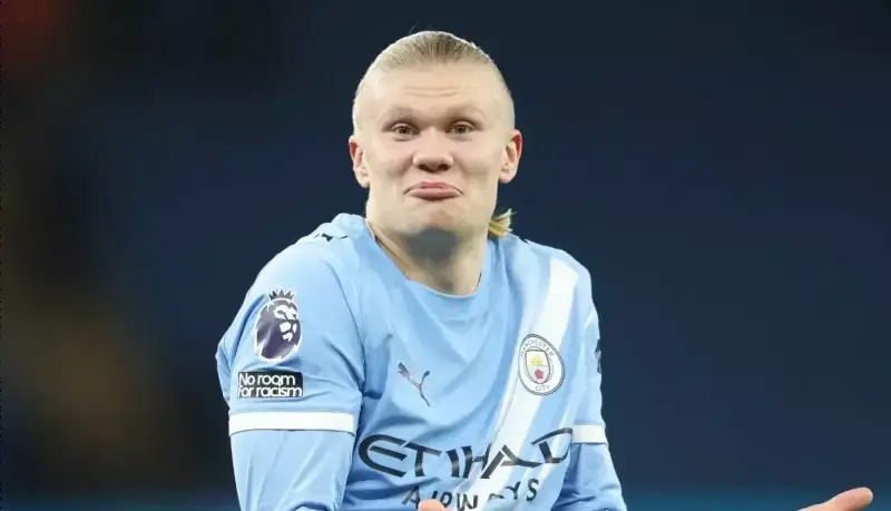 ویدیوی خنده‌دار هالند؛ مثل خرس غذا می‌خورد!