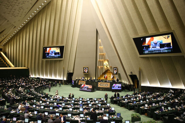 تذکر ۵۱ نماینده به رئیس‌جمهور: در رفع فیلتر واتساپ بازنگری شود