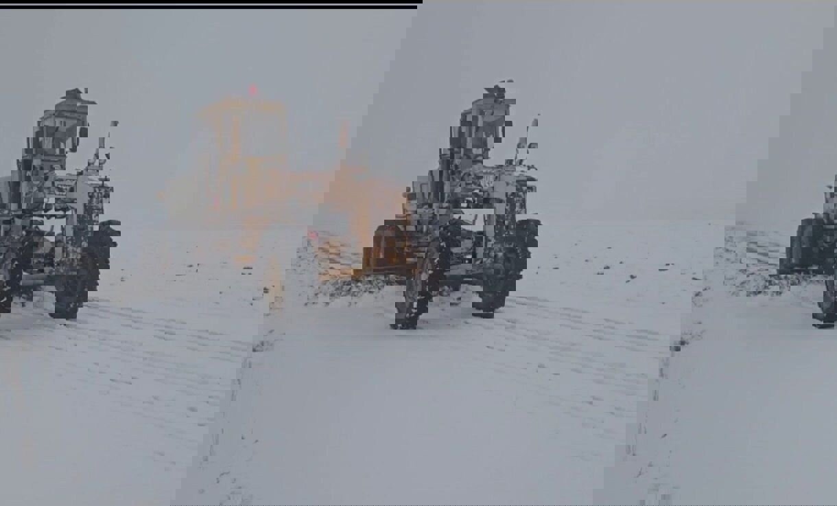 عملیات برف‌روبی محور روستایی چالاب به قزلتپه در بیجار