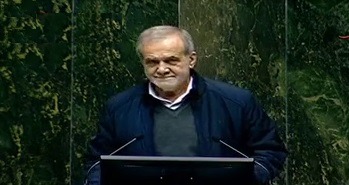 رئیس جمهور: عینکم را نیاوردم؛ به بچه‌ها بگویید یک عینک بدهند