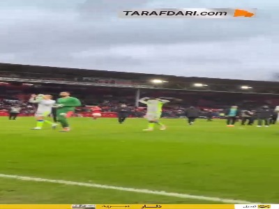 ارلینگ هالند و عوض کردن پیراهنش با کلاه بابانوئل پس از بازی با ناتینگهام فارست