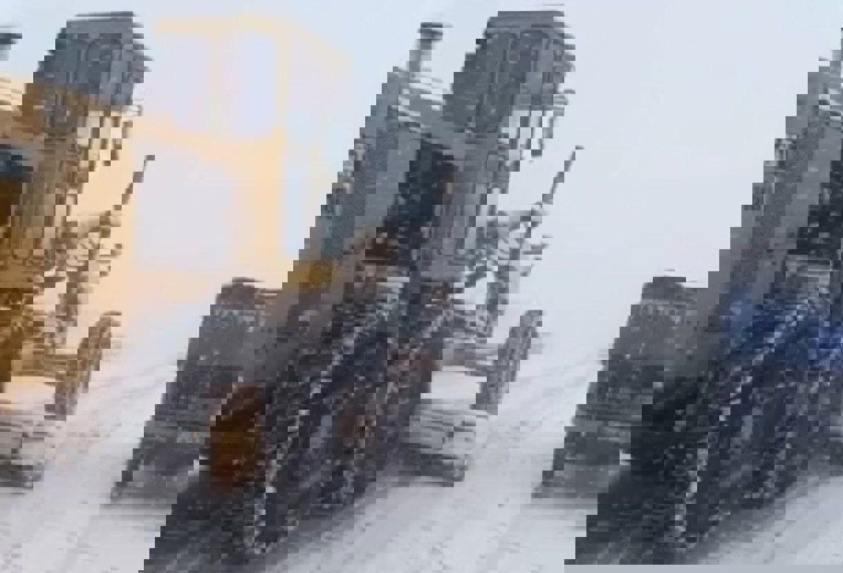 انجام عملیات برفروبی و نمک‌پاشی راهداران سنندج در محورهای مواصلاتی