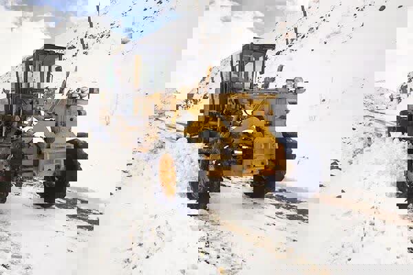 برف روبی محورهای روستایی و شهری در شهرستان پاوه